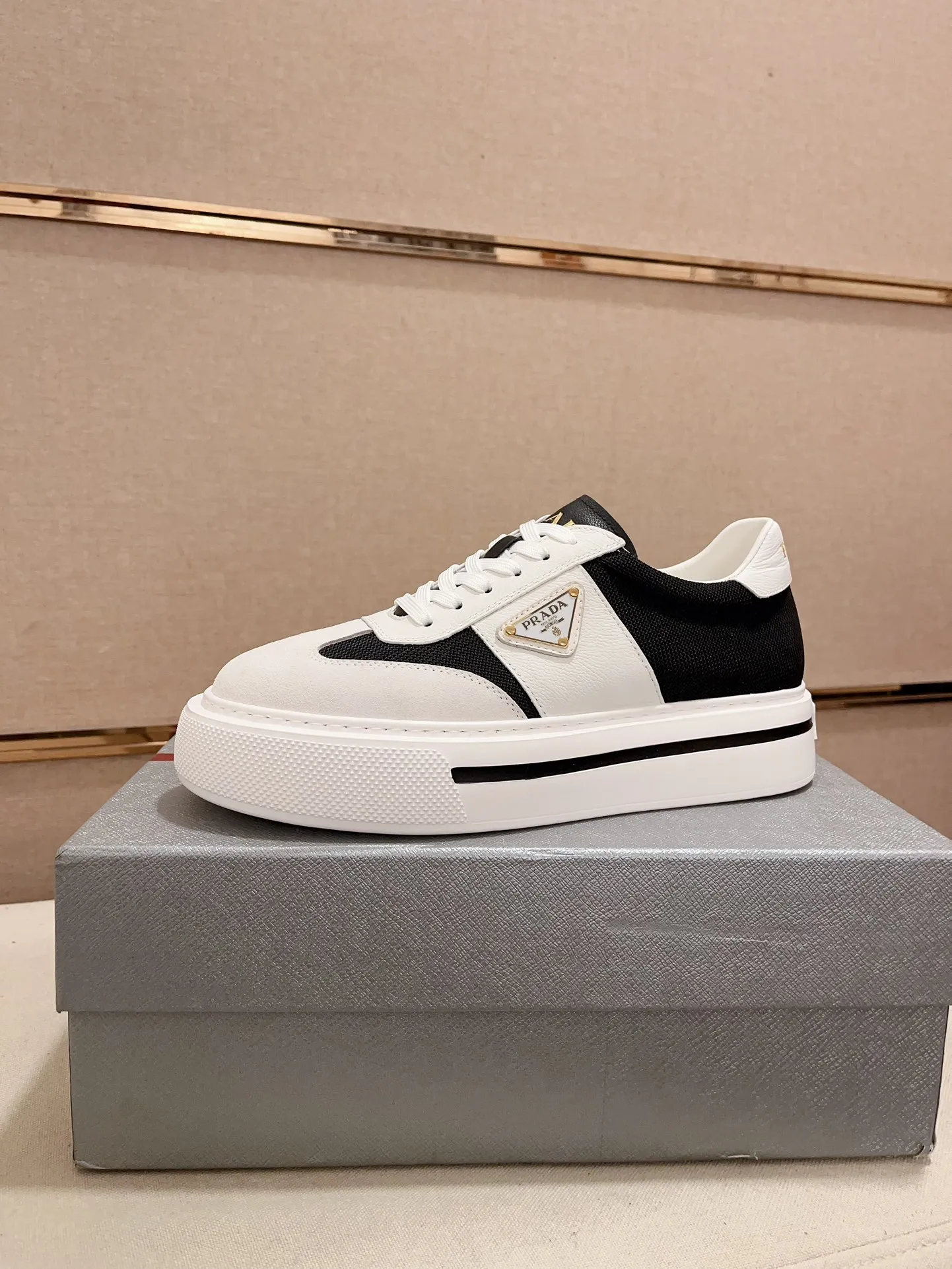 Men's shoes 💰 580💰 ✔️✔️✔️Higher version High-quality new PRADA (Prada) counters are launched simultaneously. The new men's shoes and 😘 fabrics are made of high-tech glue-spraying technology. Lining: Full cowhide lining. 👍🏿 High-end ☄️ air-cushion molded anti-slip rubber outsole, exquisite lines, simple and elegant, comfortable and high-end for leisure travel. Code number: 38 to 44 (45 can be customized and cannot be returned or exchanged)